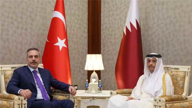 وزير الخارجية التركي يبحث مع نظيره القطري العلاقات الثنائية والتطورات الإقليمية