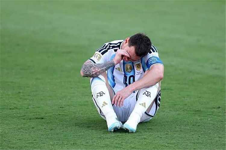 لحظة انكسار الأسطورة.. ميسي جالس وحيداً على العشب بعد ضياع حلم كأس العالم 2026