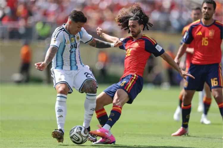 هل يفعلها ميسي ورفاقه مجددًا؟ الأرجنتين تبحث عن "ريمونتادا" جديدة أمام إسبانيا بعد شوط أول تحت الضغط