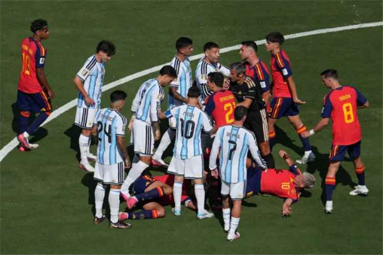 نهائي المونديال بلا أهداف حتى الآن.. مارتينيز يتألق وإسبانيا تفشل في فك شفرة دفاع الأرجنتين