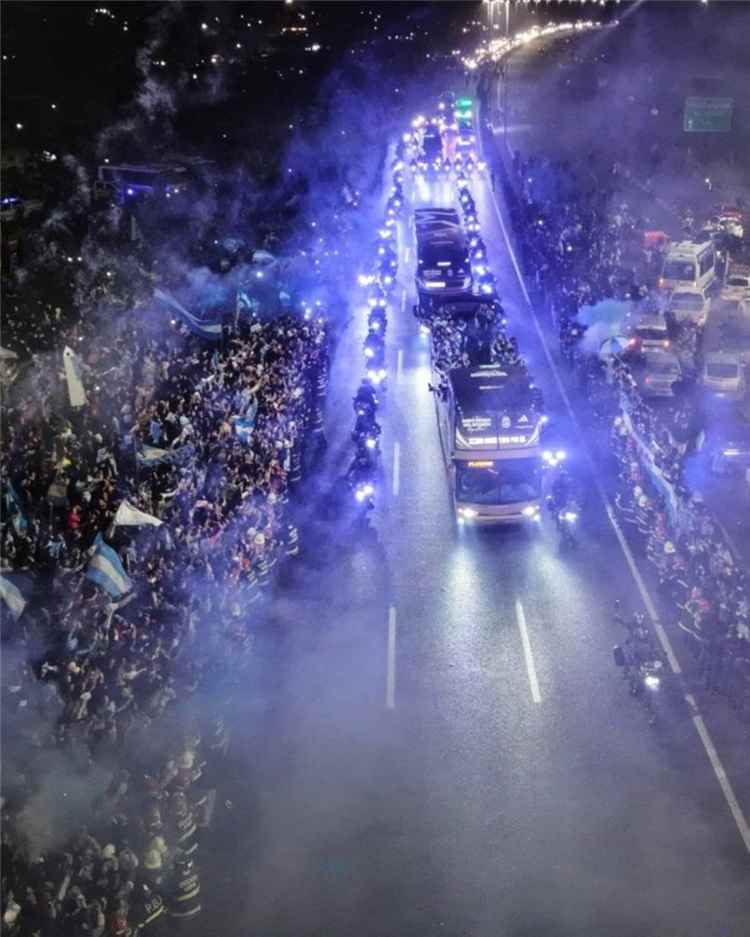 بغياب ميسي... جماهير الأرجنتين تتحدى الظروف وتستقبل منتخبها استقبال الأبطال رغم خسارة النهائي