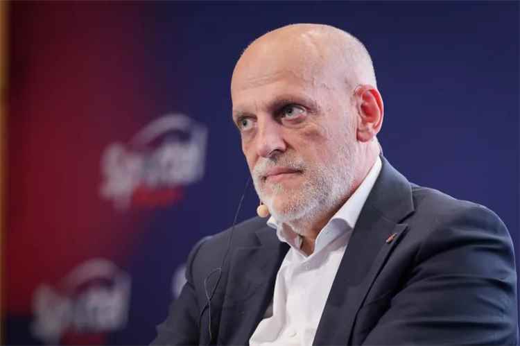 رئيس رابطة الدوري الإسباني يهاجم رئيس فيفا: يهدد مستقبل كرة القدم