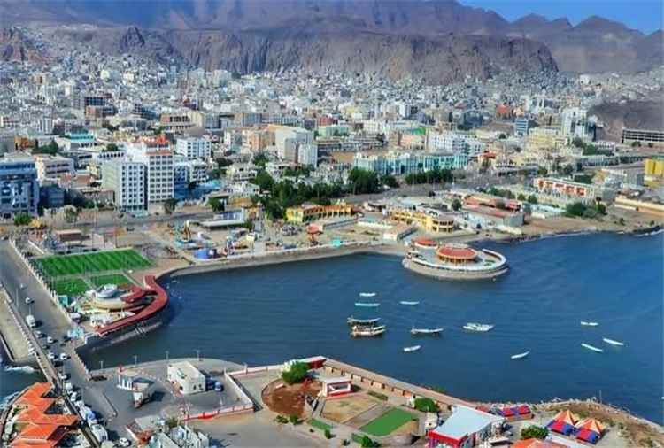 وفاة مأساوية لامرأة بسبب "خطأ بسيط".. سقوطها من حافلة ودهسها أمام الجميع في عدن