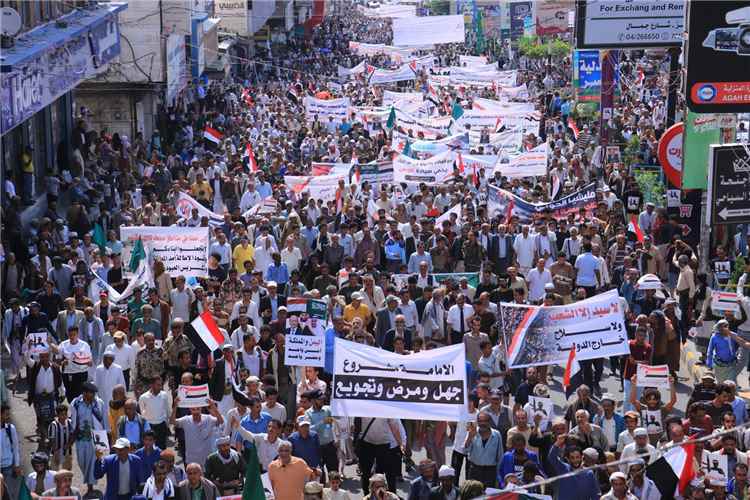 طوفان بشري في تعز تأييدا لقرارات الرئاسي والمطالبة باستكمال معركة استعادة الدولة وانهاء الانقلاب