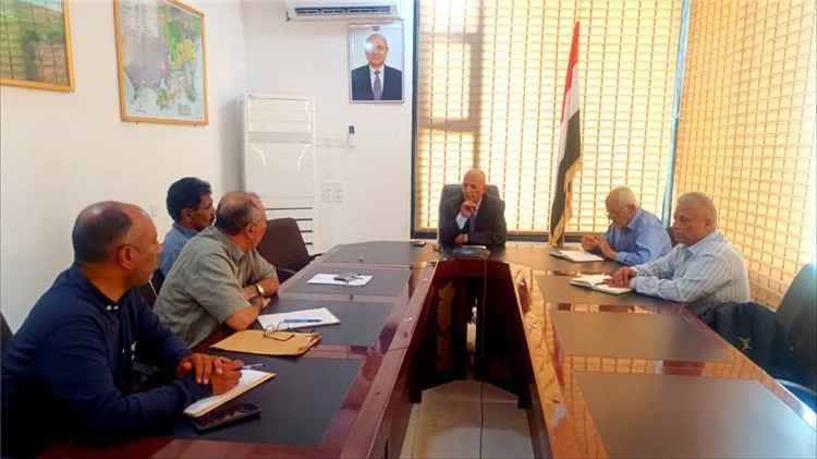 وزير المياه والبيئة يناقش أوضاع مشاريع الصرف الصحي في سيئون وتريم