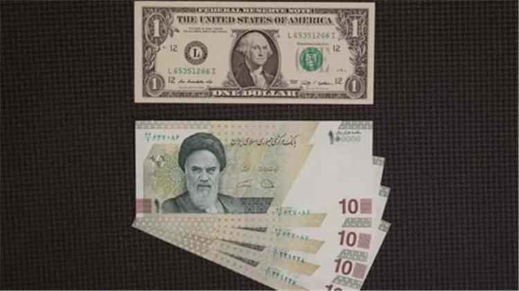 الريال الإيراني يواصل الانهيار التاريخي ويصل إلى 2.2 مليون ريال أمام الدولار الأمريكي الواحد