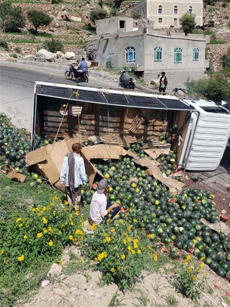 طريق الموت يضرب من جديد.. حادث مروع لشاحنة في خط القبيطة بلحج (تفاصيل)
