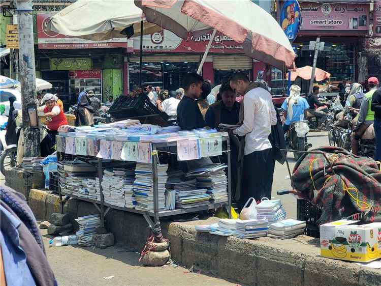 استغلال علني ومعاناة مستمرة.. كيف تحولت الكتب المدرسية إلى "سوق سوداء" بتعز ترهق الأسر؟
