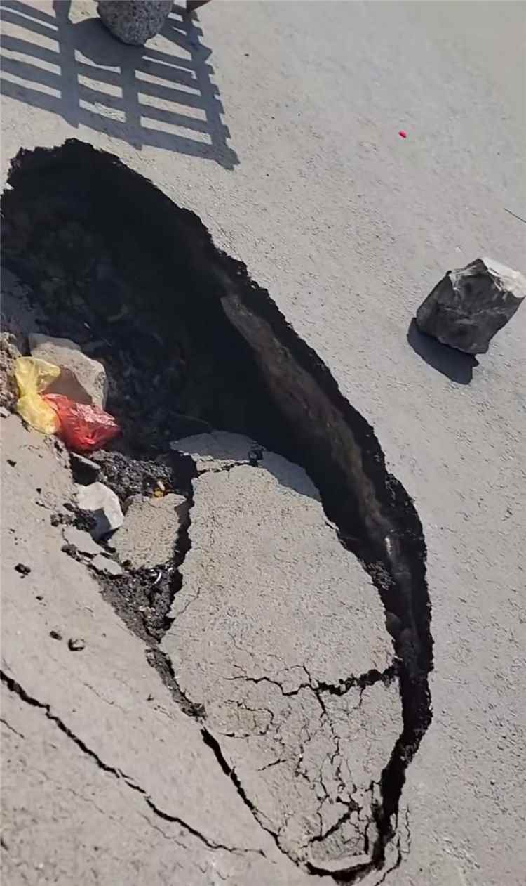 هبوط أرضي مرعب يهدد محيط البنك المركزي في عدن واستنفار أمني طارئ!