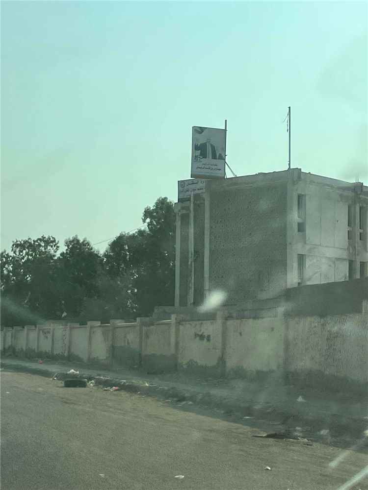 صورة تشعل الغضب في عدن.. مبنى حكومي يتحدى قرارات إزالة صور الزُبيدي!