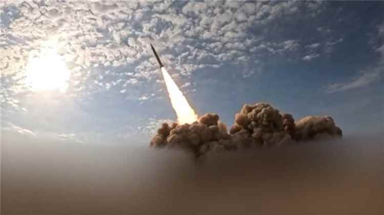 عاجل.. الحوثيون يحاولون استهداف جسر الوازعية بصاروخ باليستي لقطع طريق تعز-المخا