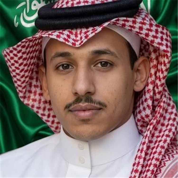 إعلامي سعودي: يجب معاملة كل من يعادي الشرعية اليمنية كـ حوثي