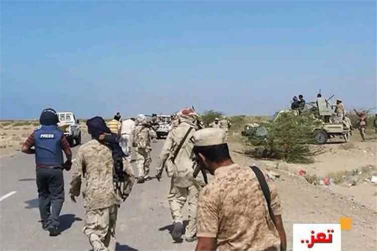 مقبنة تحت وطأة التصعيد.. عشرات الأسر تهرب من قراها مع اشتداد المواجهات غربي تعز