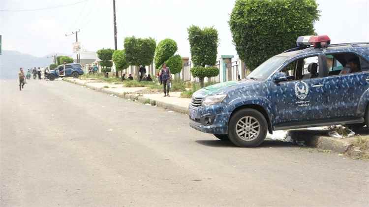 مسلحون حوثيون يعتدون على مشروع مياه ويفرضون جبايات على باعة في إب