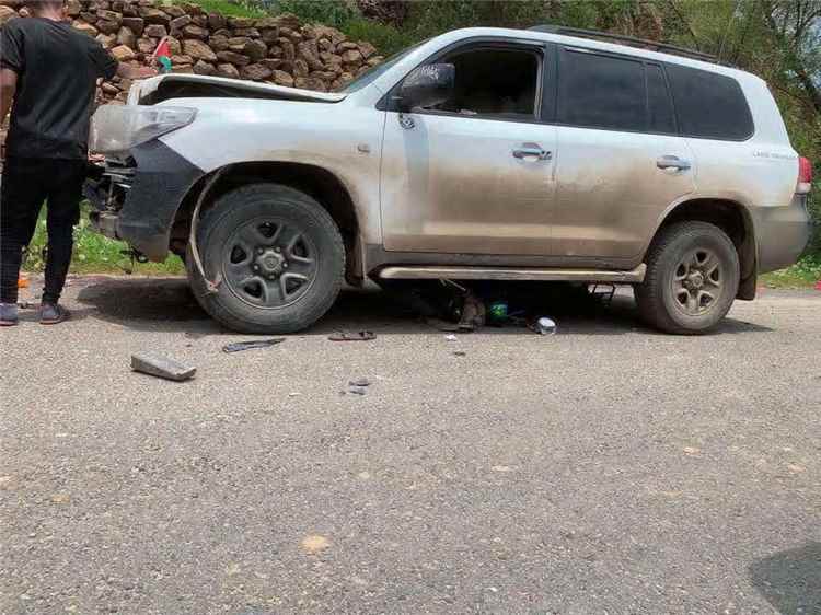 نهاية مأساوية.. مشهد مروع لحادث ينهي حياة سائق دراجة نارية تحت عجلات سيارة