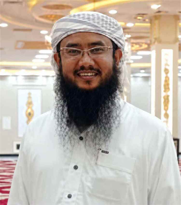 سباق مع الزمن في المكلا.. عائلة تناشد لإنقاذ ابنها بعد غرق مرعب أمام شاليهات العطاس