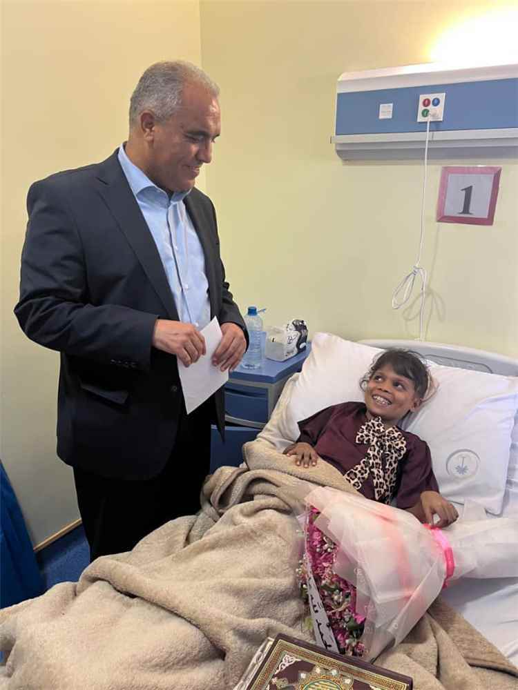 وزير التربية يفاجئ بطلة تحدي القراءة في أبين بعد عمليتها الجراحية.. والتفاعل يجتاح السوشيال ميديا