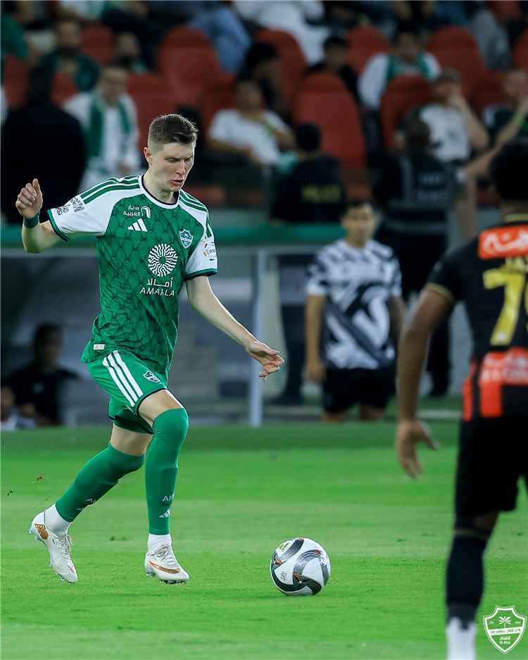 الأهلي يتقدم بثلاثية على الرياض مع انطلاق الشوط الثاني في دوري روشن