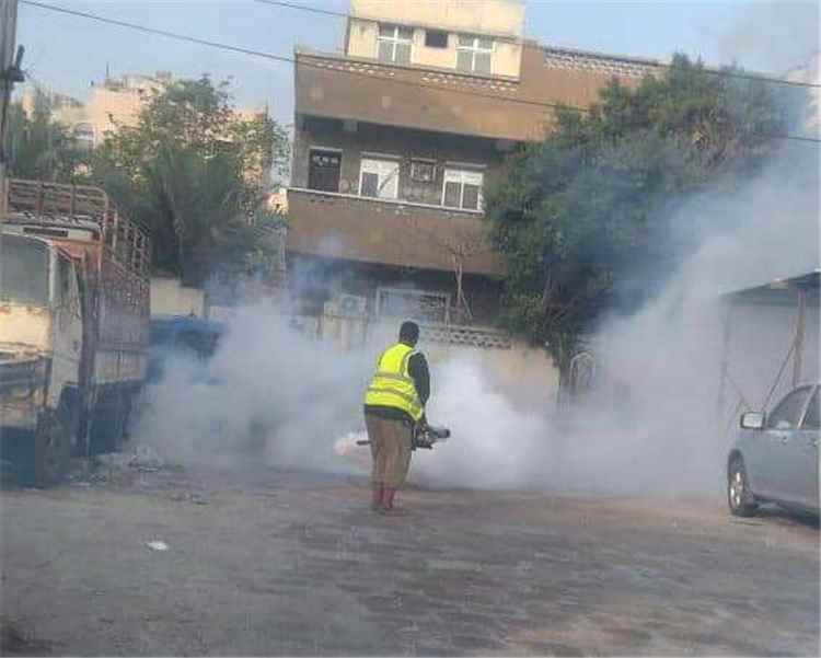 حملة رش ضبابي واسعة في عدن لمكافحة البعوض الناقل للأمراض
