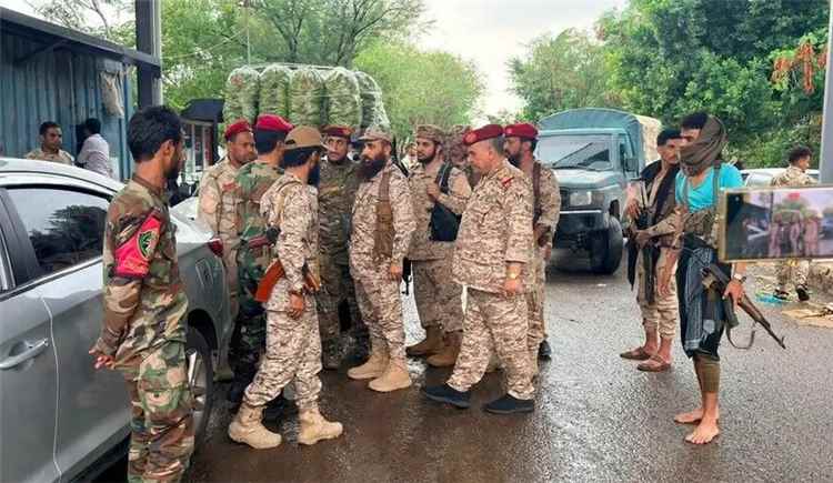 عاجل.. قائد المنطقة العسكرية الرابعة اللواء حمدي شكري يصل المخا لمواكبة المعارك مع في جبهات الساحل الغربي