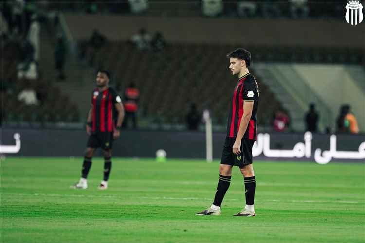 الأهلي يتقدم على الرياض بهدف توني بعد 30 دقيقة من الشوط الأول