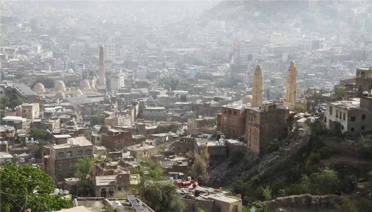 تصعيد متواصل غرب تعز.. القوات المسلحة تستعيد تبة الخزان وتكبد الحوثيين خسائر كبيرة