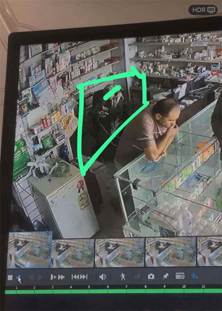 في حيلة شيطانية استغلت العاطفة.. لص يسرق طبيباً في صنعاء بحجة "إنقاذ والدته"