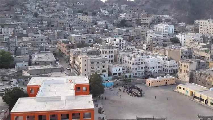 رعب في مسجد عدن.. عسكري يرتدي جعبة ذخيرة ويهدد بتفجير المصلين بالقنابل