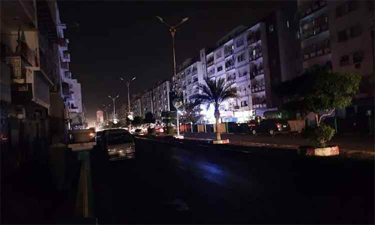 جحيم الصيف و18 ساعة من الظلام.. ماذا يحدث داخل منازل سكان عدن؟