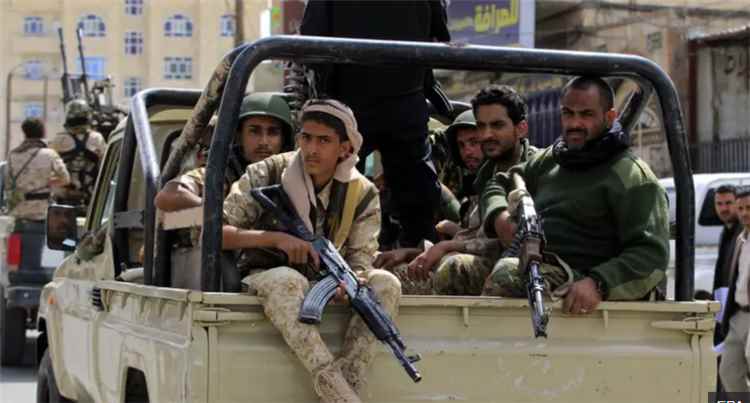 الحوثيون يلاحقون الفارين من جبهات الساحل الغربي ويعتقلون الرافضين للقتال