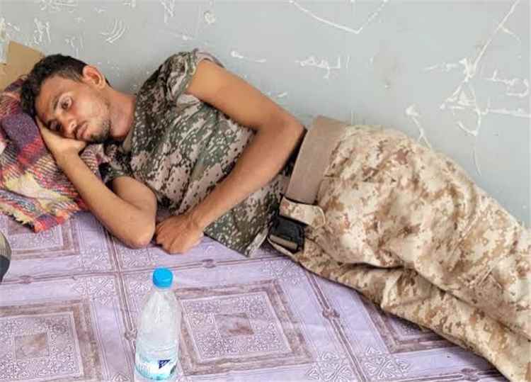 استغلال بلا رحمة.. جماعة الحوثي تدفع بشاب مريض نفسياً من الحديدة إلى محارق الموت في تعز