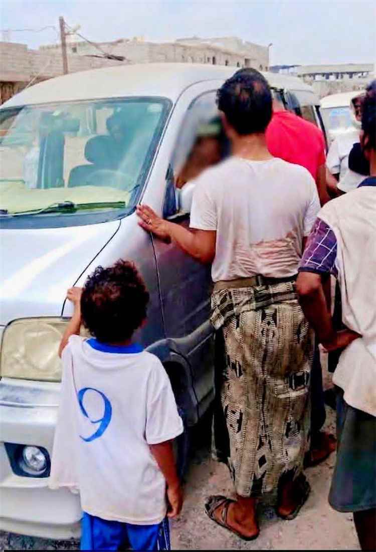 عدن : مأساة الممدارة.. سائق حافلة يلقى حتفه اختناقاً داخل مركبته والمكيف شغال