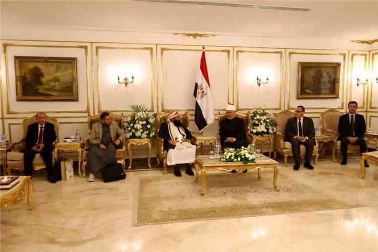 وزير الأوقاف والإرشاد يبحث مع مفتي مصر تعزيز التعاون الديني والإفتائي