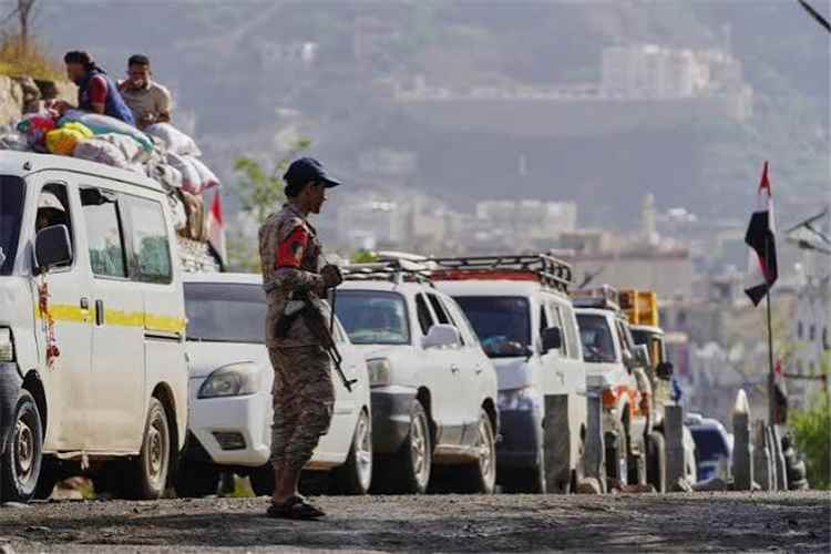 تصعيد خطير في تعز: تفاصيل تصفية جندي داخل منزله وحملة مداهمات حوثية مباغتة