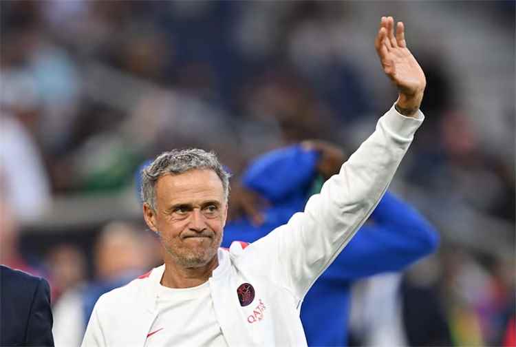 سان جيرمان يمدد عقده المدرب إنريكي ويتعاقد مع 5 لاعبين