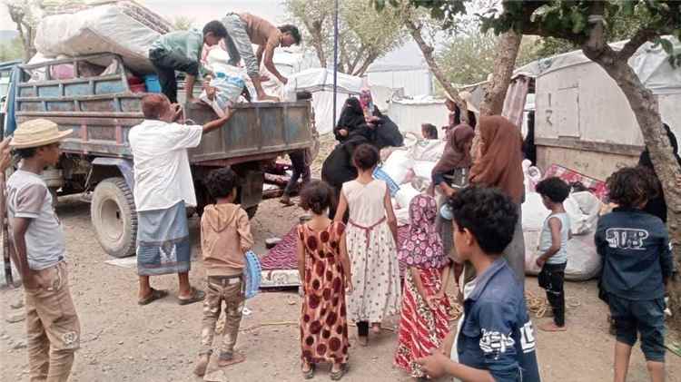 وحدة حكومية ترصد نزوح نحو 1400 أسرة في تعز والحديدة خلال يومين