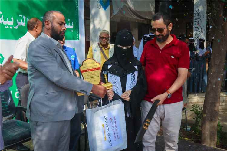 محافظ الضالع يكرّم متفوقات الثانوية العامة ضمن أوائل الجمهورية