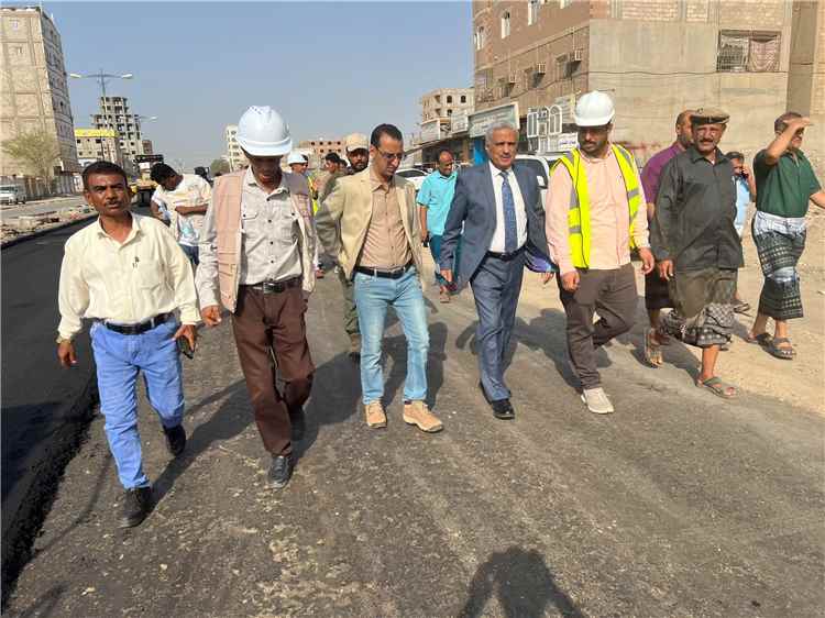 رئيس صندوق صيانة الطرق يتفقد أعمال إسفلت طريق التقنية–إنماء بعدن ويوجّه بتسريع الإنجاز وفق أعلى معايير الجودة