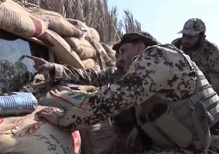 ينشر لأول مرة... طارق صالح في الخطوط الأولى للمواجهات جنوبي الحديدة - [فيديو]
