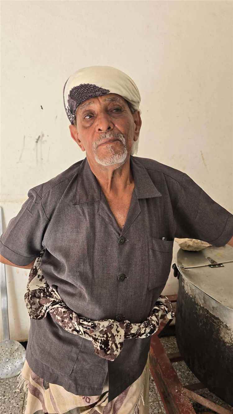 بعمر الـ 70 عاماً.. أيقونة "الزربيان الشبواني" يعود لإشعال مواقده في عتق بعد سنوات من الغياب