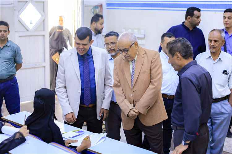 حلم "البالطو الأبيض".. 1110 طلاب يتنافسون بشراسة على مقاعد طب الأسنان بجامعة عدن