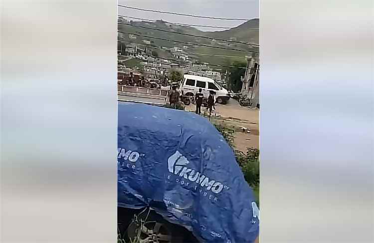 بسبب خلاف على أولوية المرور... قتيل وجريحين إثر اشتباكات مسلحة في إب - [فيديو]