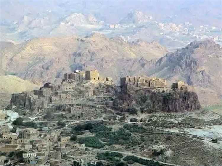 الحوثيون يمنعون الأهالي في بلاد الروس إقامة العزاء في شهداء المقاومة الوطنية