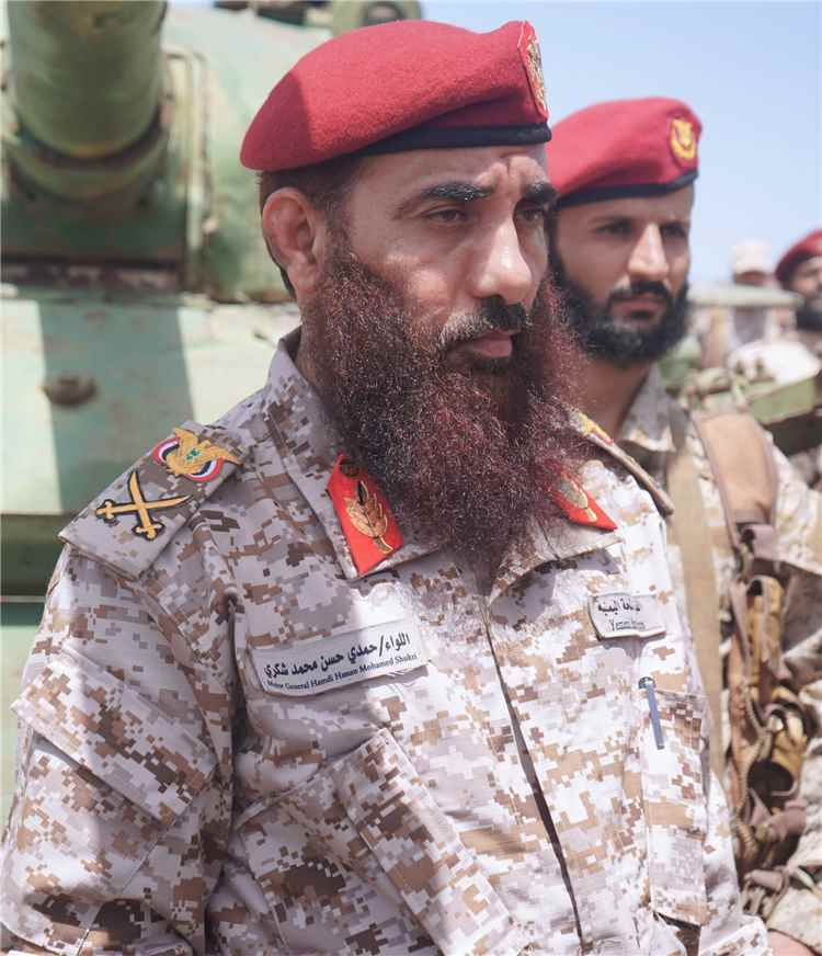 رجل المهام الصعبة لا يفارق خنادق الموت.. كيف غير اللواء حمدي شكري مسار الحرب في اليمن؟
