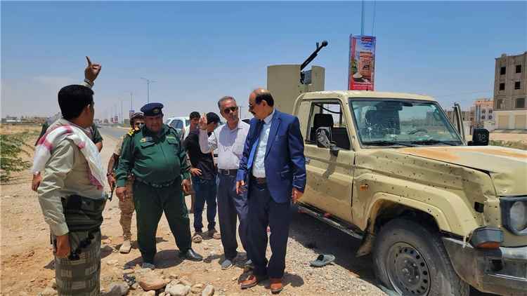عقب التفجير الإرهابي بعتق.. الوكيل الدغاري يتفقد جرحى 