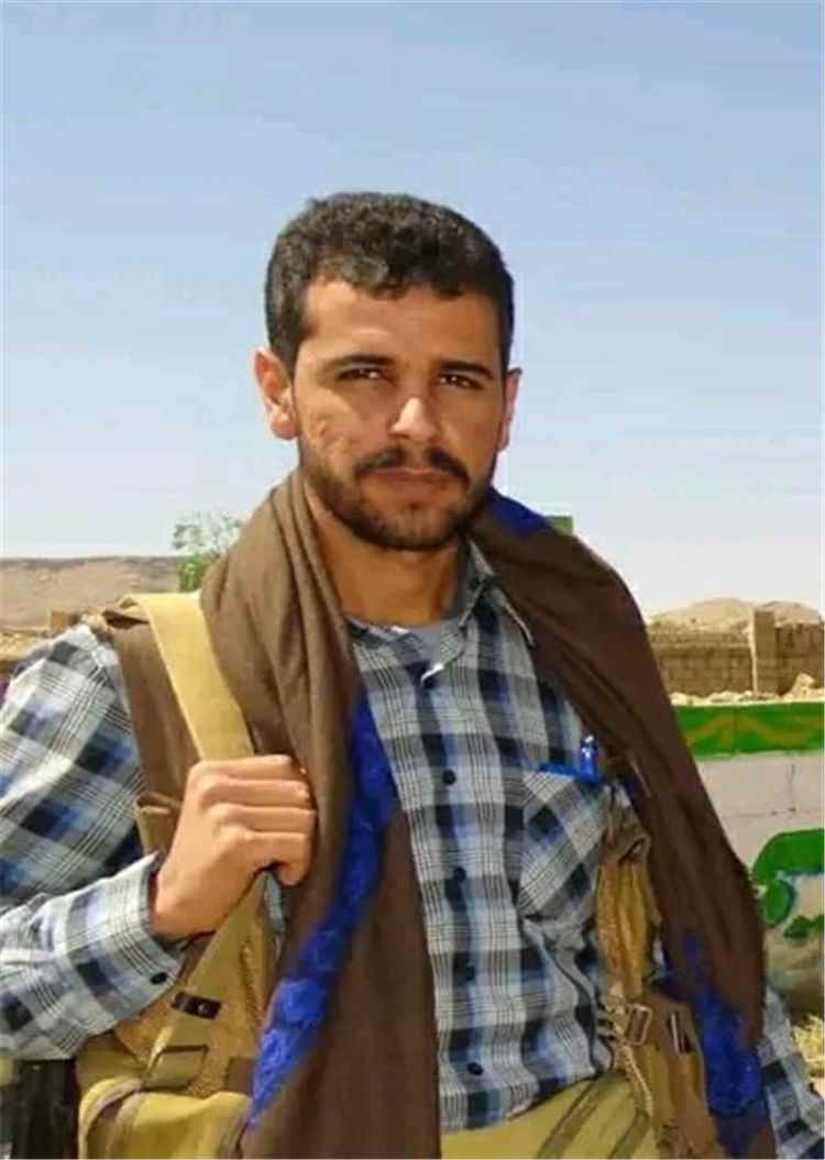 الحوثيون يزجون بطلاب الجامعات في جبهات الساحل الغربي.. ومقتل طالب طب أسنان
