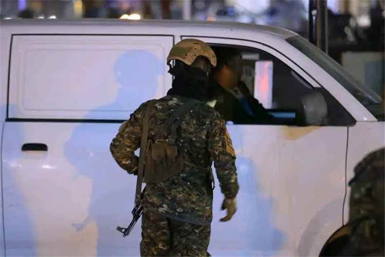 إعلان طوارئ ليلي.. قرار أمني صارم بحظر التجوال في هذه المدينة اليمنية