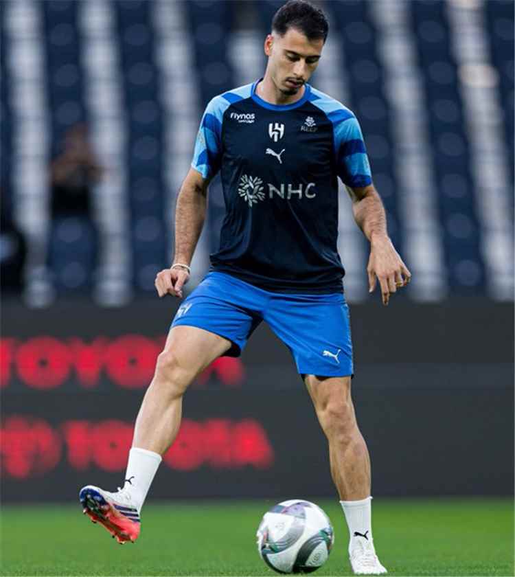 الهلال يستضيف نيوم بحثاً عن الفوز السادس توالياً في دوري روشن السعودي