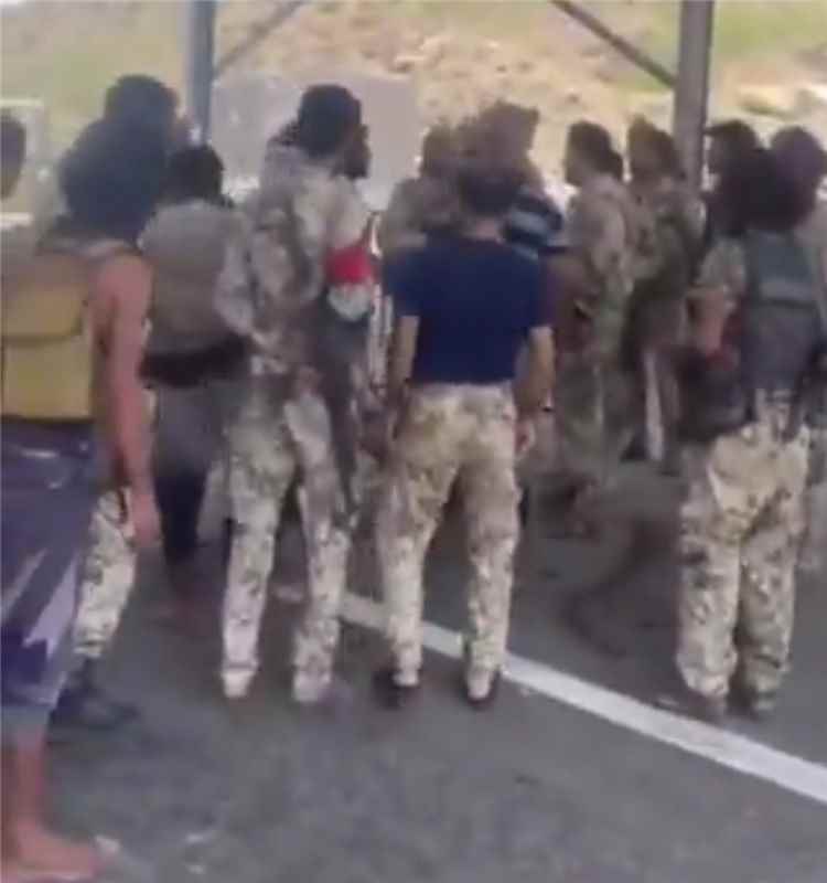 ظهور ميداني لقائد المنطقة العسكرية الرابعة حمدي شكري في مفرق البرح غربي تعز