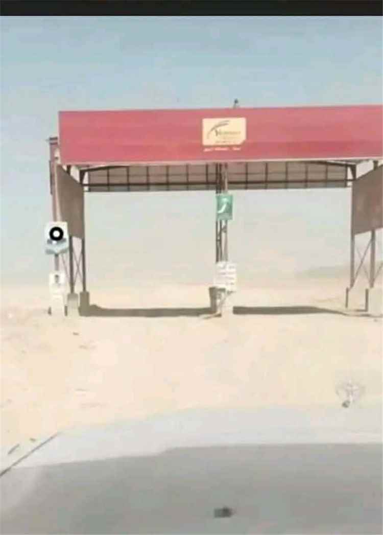 رجال القبائل يغتنمون أسلحة المليشيا الحوثية عقب فرارهم من مواقعهم في الجوف